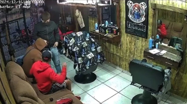 Captan momento de asalto a mano armada en barbería de Chicoloapan