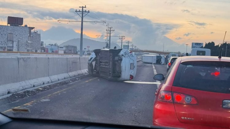 Accidente en la México-Puebla provoca volcadura de unidad de transporte público y otro auto más