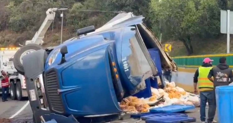 Vuelca tráiler que transportaba pollo curdo en la México-Cuernavaca y provoca caos vial