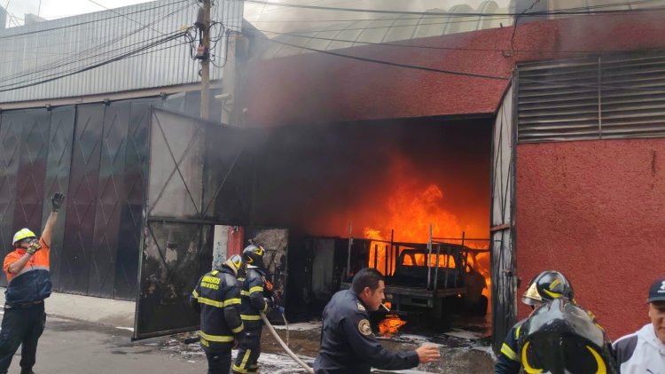 Incendio consume dos bodegas en Iztapalapa durante tarde de Navidad