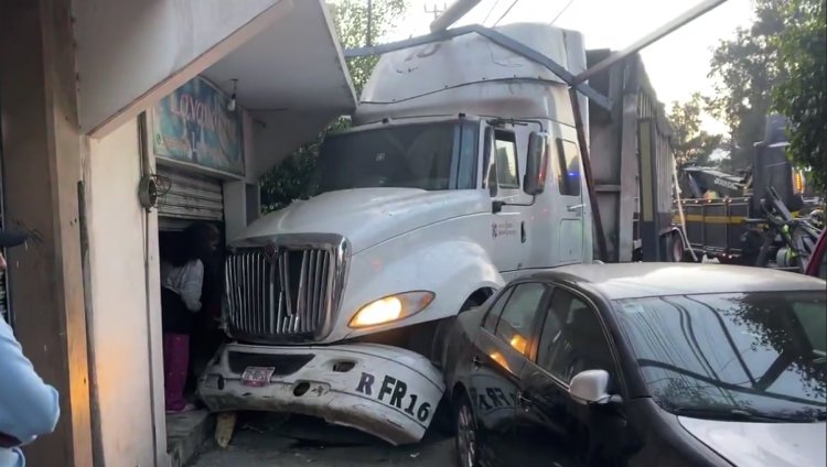 Camión de basura choca contra una casa y atropella a dos abuelitos en Iztapalapa