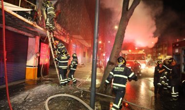 Bomberos de la CDMX sofocan incendio en edificio de la colonia Doctores