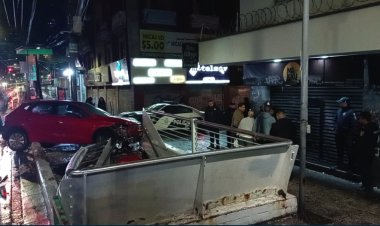 Conductor choca contra escaleras del Metro Salto del Agua; habría derrapado por la lluvia