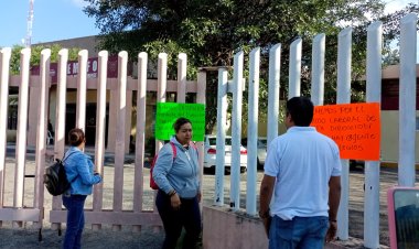 Paran labores y protestan trabajadores del Semefo Chilpancingo