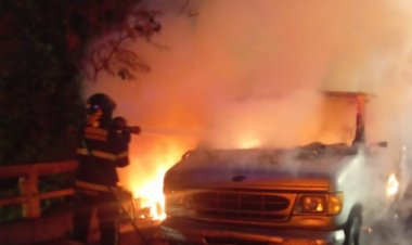 Camioneta se incendia mientras circulaba por calles de la Miguel Hidalgo