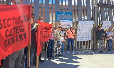 Protestan por asesinato de maestro en el Palacio de Gobierno de Guerrero