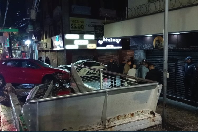 Conductor choca contra escaleras del Metro Salto del Agua; habría derrapado por la lluvia