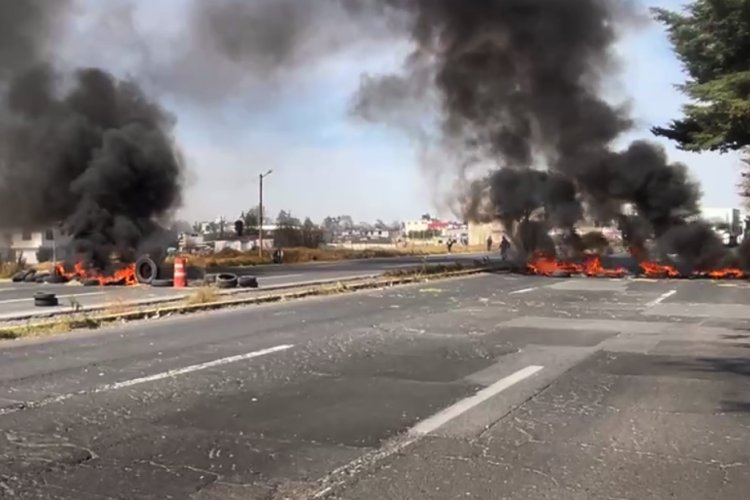 Bloquean carretera Toluca-Atlacomulco por atropellamiento y muerte de hombre; exigen a las autoridades un puente peatonal