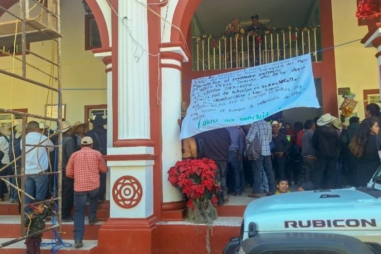 Por obras inconclusas, ciudadanos toman el ayuntamiento de Alcozauca, Guerrero