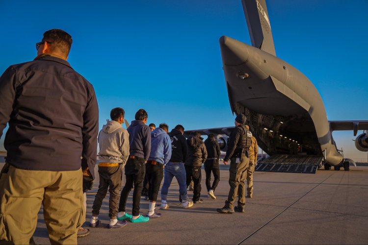 Estados Unidos comienza deportaciones de migrantes en aviones militares