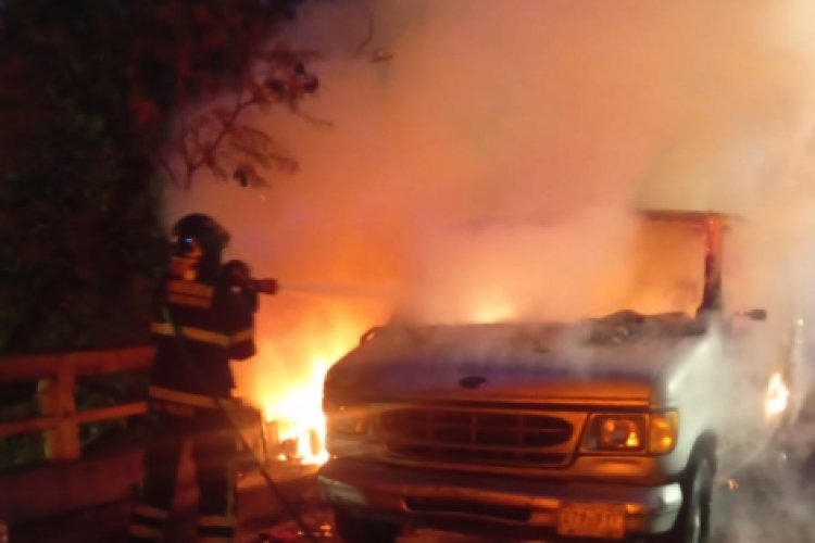 Camioneta se incendia mientras circulaba por calles de la Miguel Hidalgo