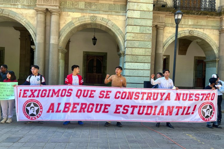 Estudiantes de la FNERRR se manifiestan en Oaxaca ante incumplimiento del gobierno estatal