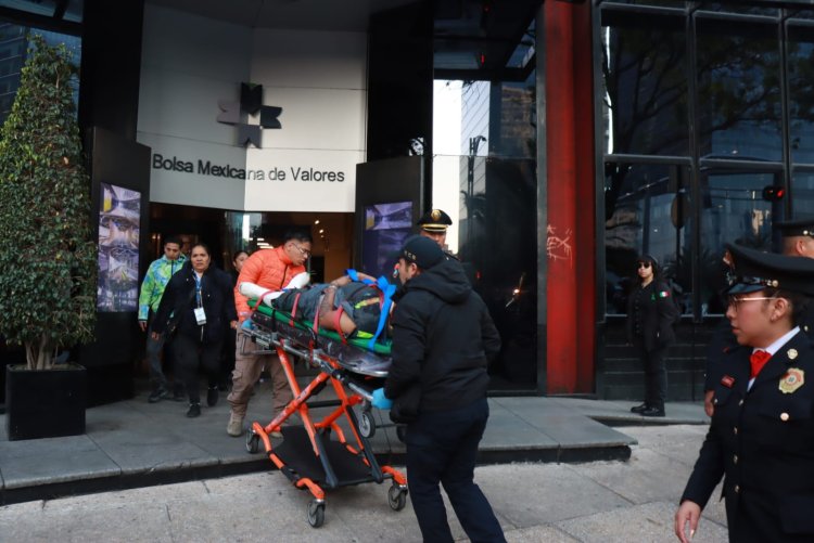 Trabajador cae mientras limpiaba cúpula del edificio de la Bolsa de Valores