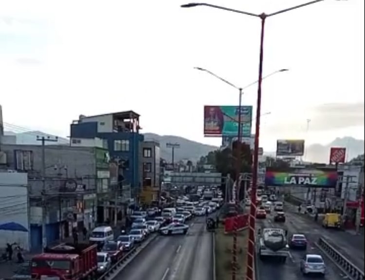 Mujer motociclista muere atropellada en puente de la México-Texcoco