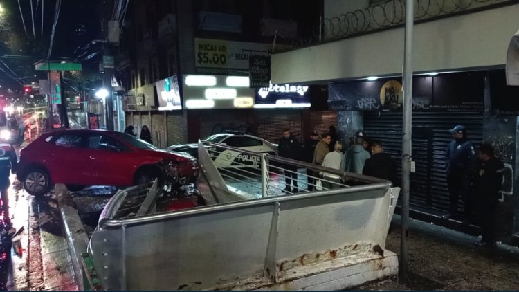 Conductor choca contra escaleras del Metro Salto del Agua; habría derrapado por la lluvia