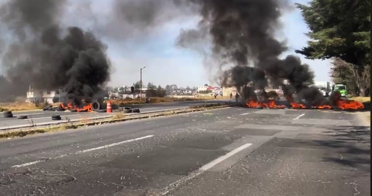 Bloquean carretera Toluca-Atlacomulco por atropellamiento y muerte de hombre; exigen a las autoridades un puente peatonal