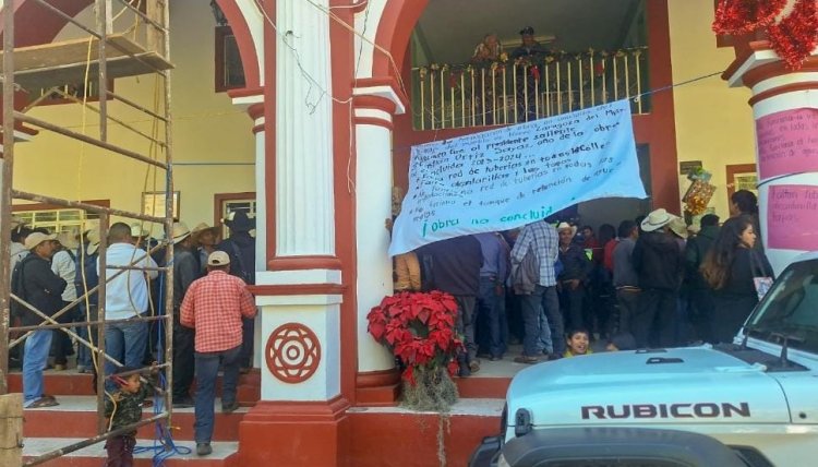 Por obras inconclusas, ciudadanos toman el ayuntamiento de Alcozauca, Guerrero