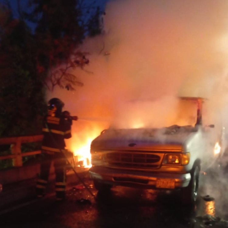 Camioneta se incendia mientras circulaba por calles de la Miguel Hidalgo