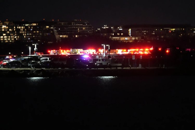 Crisis de vuelos en el aeropuerto Reagan tras accidente aéreo en Washington DC