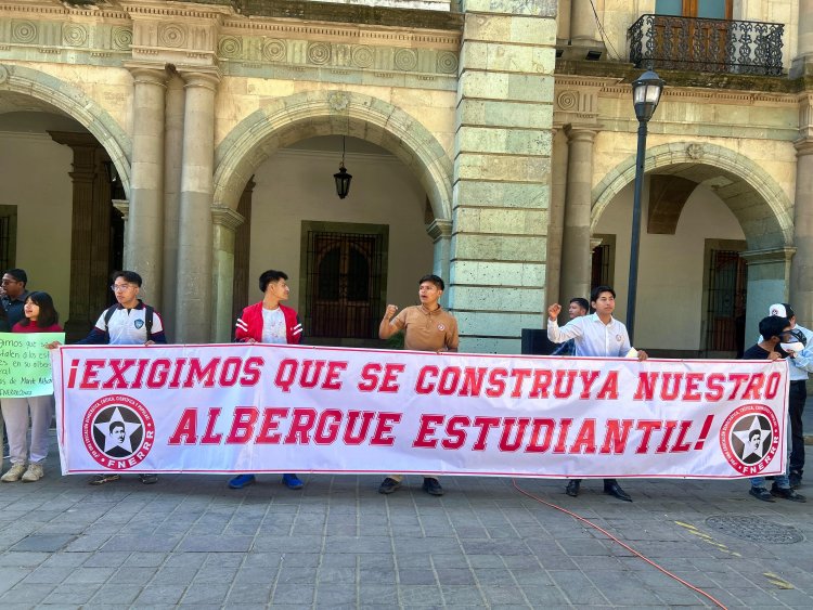 Estudiantes de la FNERRR se manifiestan en Oaxaca ante incumplimiento del gobierno estatal