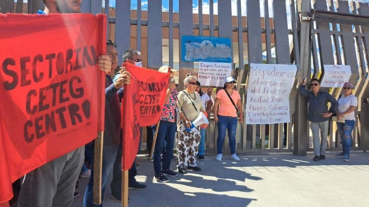 Protestan por asesinato de maestro en el Palacio de Gobierno de Guerrero