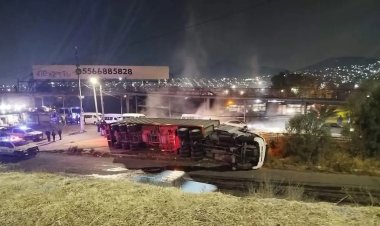 Vuelva tráiler que transportaba trigo sobre la Vía López Portillo en Cuautitlán Izcalli