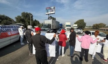 Barberos bloquean autopista México-Querétaro; piden poder reabrir sus negocios