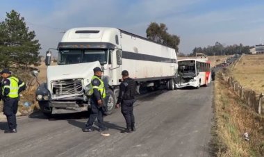 Choque entre un autobús y un tráiler deja como saldo 35 personas heridas