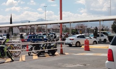 Matan a dos personas en estacionamiento de centro comercial en Chalco