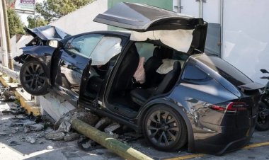 Otro Tesla destrozado en accidente vial ahora en Puebla