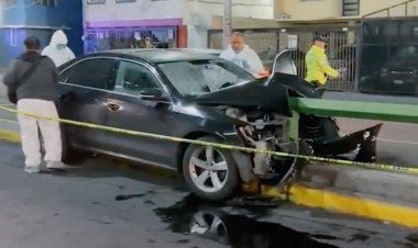 Muere conductora al chocar contra puente vehicular en la calzada Ignacio Zaragoza