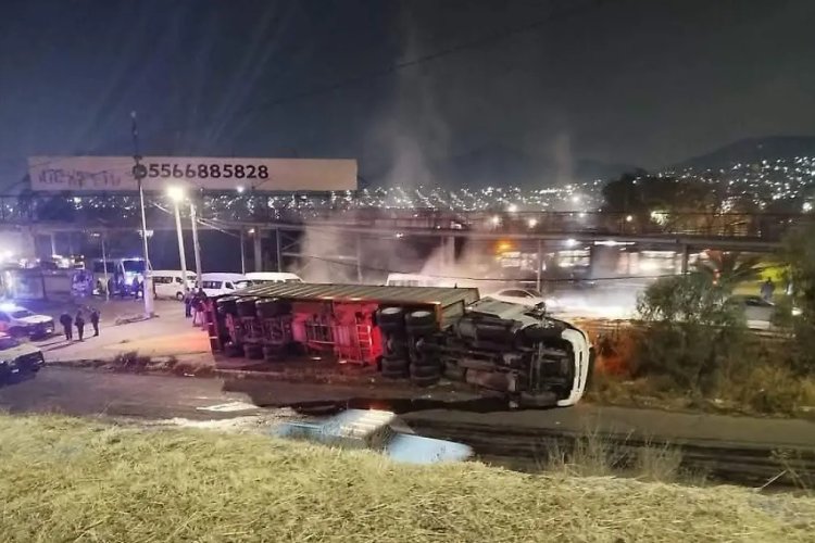 Vuelva tráiler que transportaba trigo sobre la Vía López Portillo en Cuautitlán Izcalli