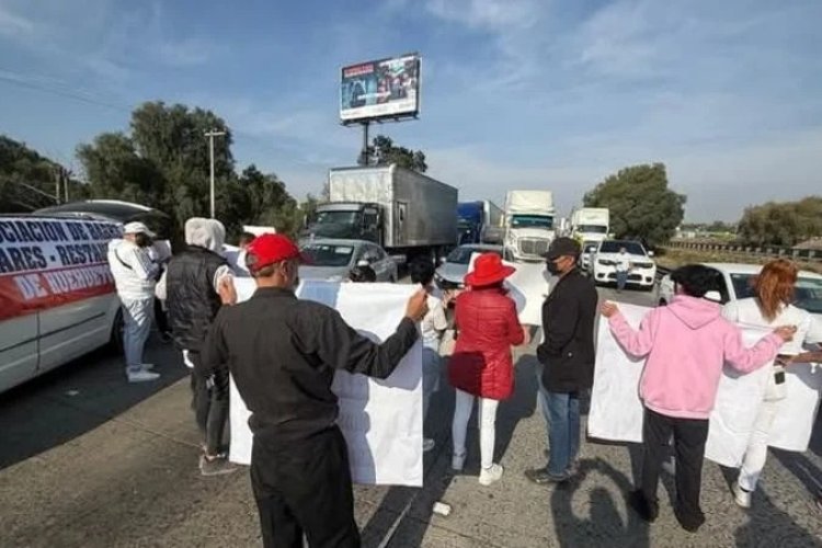 Barberos bloquean autopista México-Querétaro; piden poder reabrir sus negocios