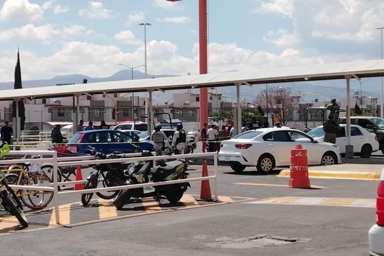 Matan a dos personas en estacionamiento de centro comercial en Chalco