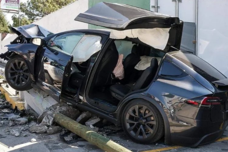 Otro Tesla destrozado en accidente vial ahora en Puebla