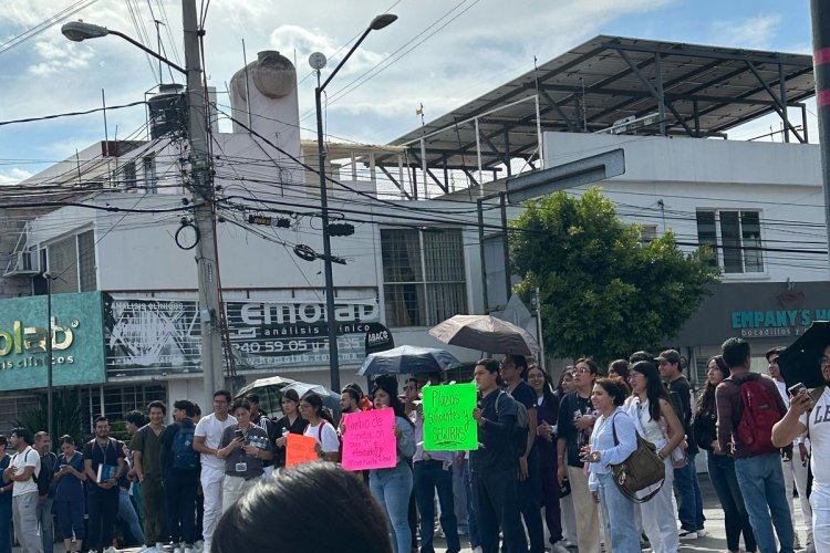 Estudiantes de medicina exigen plazas y mejores condiciones académicas