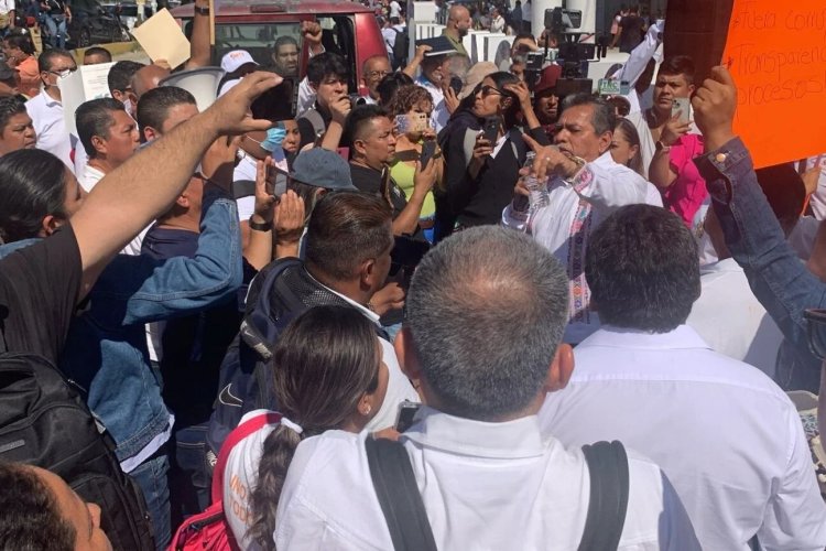 Maestros del CETEG irrumpen en foro educativo en Chilpancingo, Guerrero