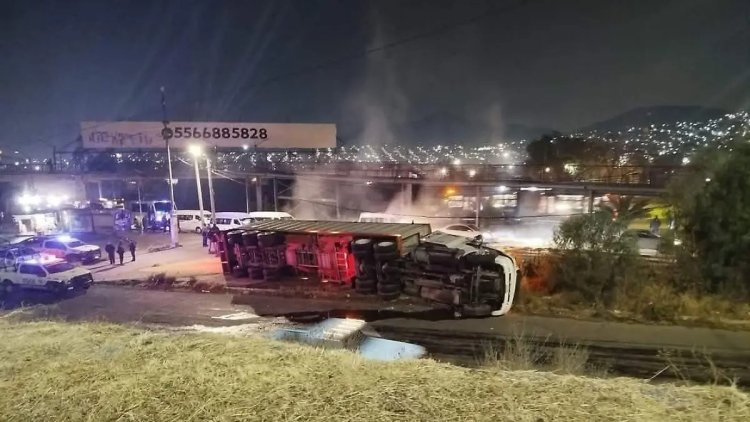 Vuelca tráiler que transportaba trigo sobre la Vía López Portillo en Cuautitlán Izcalli