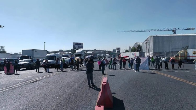 Habitantes de Tultitlán bloquean la México-Querétaro; continúan inconformes por nombrar su colonia Cuarta Transformación