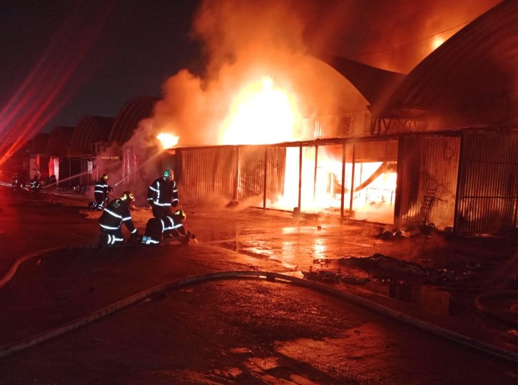 Incendio en la Central de Abasto de la CDMX consume área de flores y hortalizas