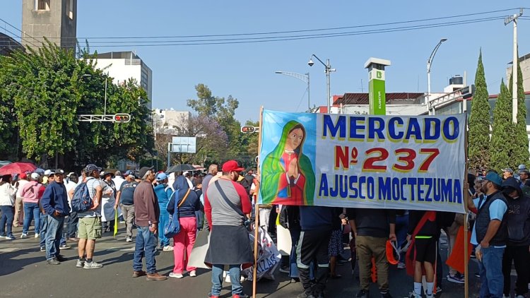 Locatarios de mercados bloquean vialidades en la CDMX; piden regularización de documentos