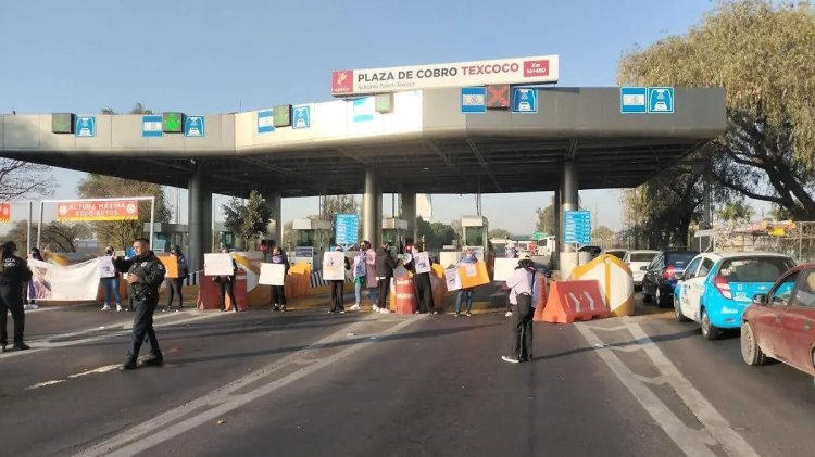 Familiares de víctima de feminicidio en Texcoco bloquean caseta de cobro; piden avance en investigación