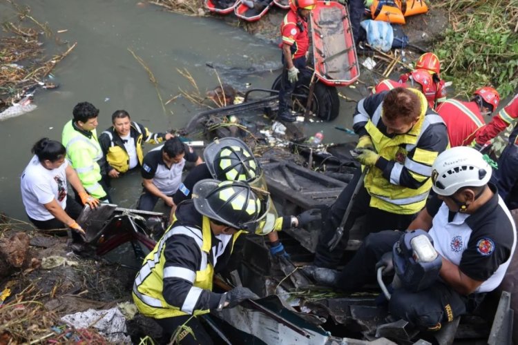 Deja accidente de autobús 51 víctimas en Guatemala