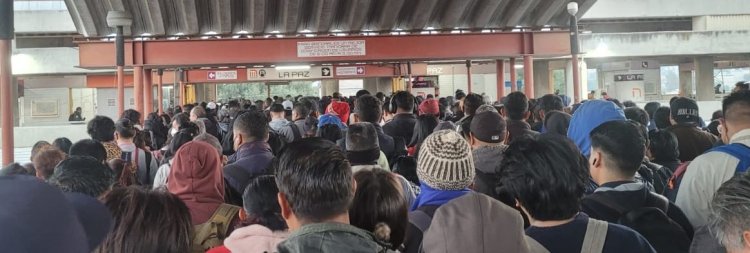 Mañana caótica por saturación y avance lento en la Línea A del Metro