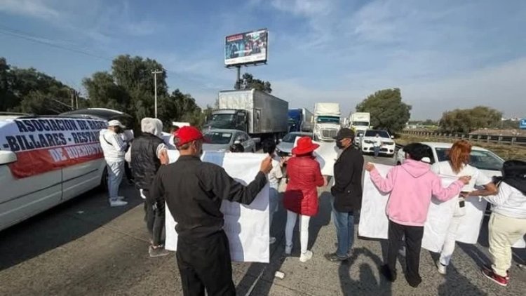 Barberos bloquean autopista México-Querétaro; piden poder reabrir sus negocios