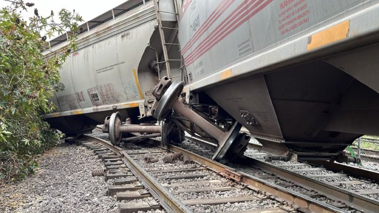 Tren de carga se descarrila por falla en las vías en Cuautitlán