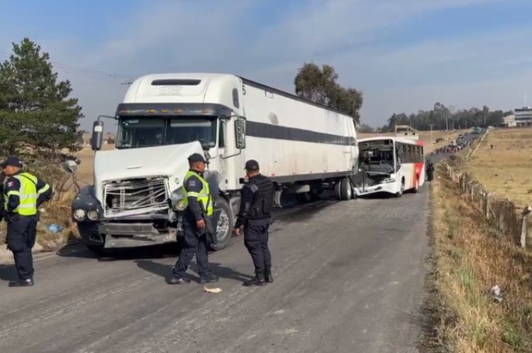 Choque entre un autobús y un tráiler deja como saldo 35 personas heridas