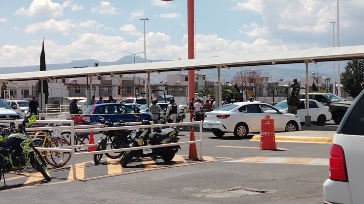 Matan a dos personas en estacionamiento de centro comercial en Chalco