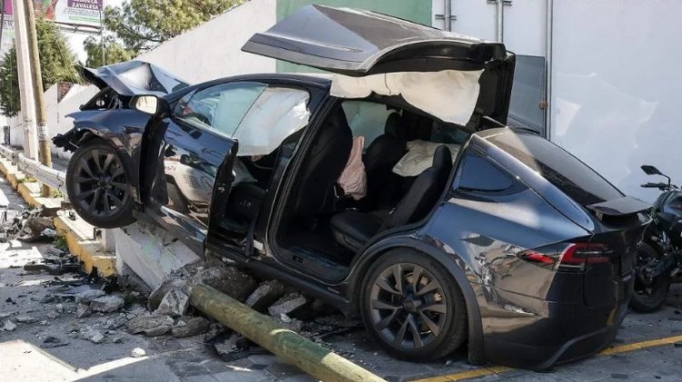 Otro Tesla destrozado en accidente vial ahora en Puebla