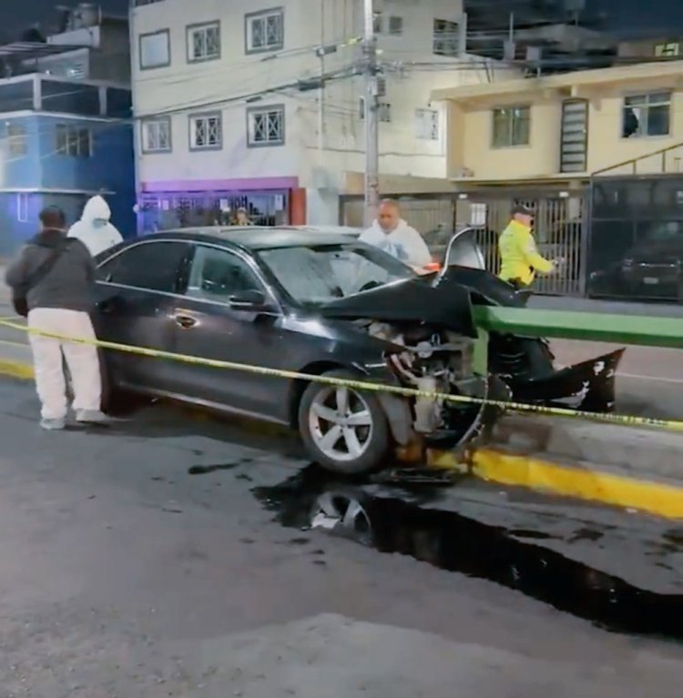 Muere conductora al chocar contra puente vehicular en la calzada Ignacio Zaragoza